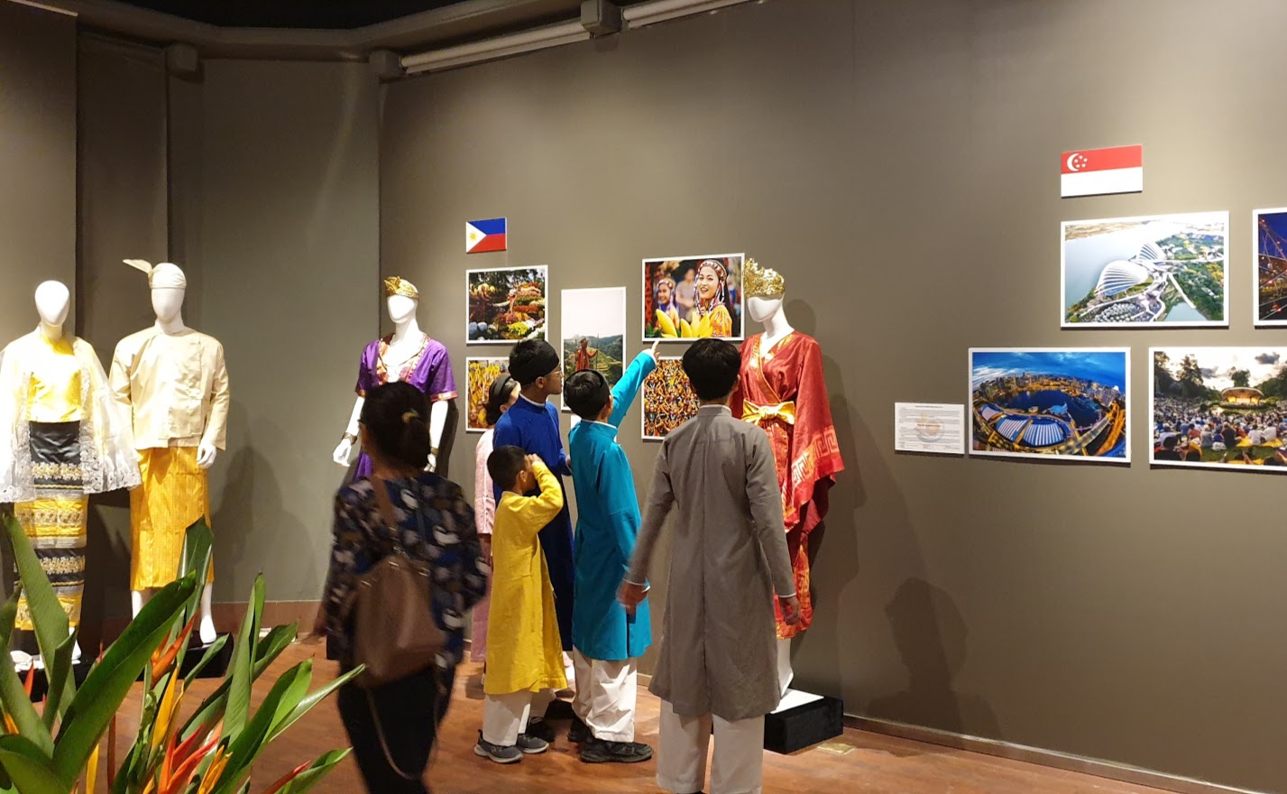 Triển lãm Trang phục truyền thống các nước ASEAN